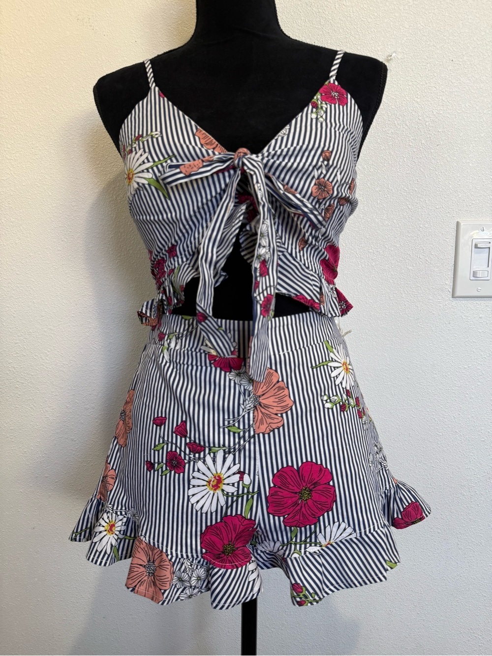 TRAC Floral Stripe Two Piece Set Ruffle Shorts & Tie Front Crop Top S - Picture 2 of 14
